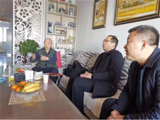 院长张玉柱看望了离休干部梁华荣,老领导潘建智,吴瑞恒,老教师罗广德