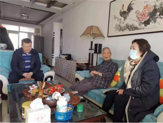 院长张玉柱看望了离休干部梁华荣,老领导潘建智,吴瑞恒,老教师罗广德