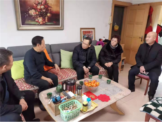 院长张玉柱看望了离休干部梁华荣,老领导潘建智,吴瑞恒,老教师罗广德