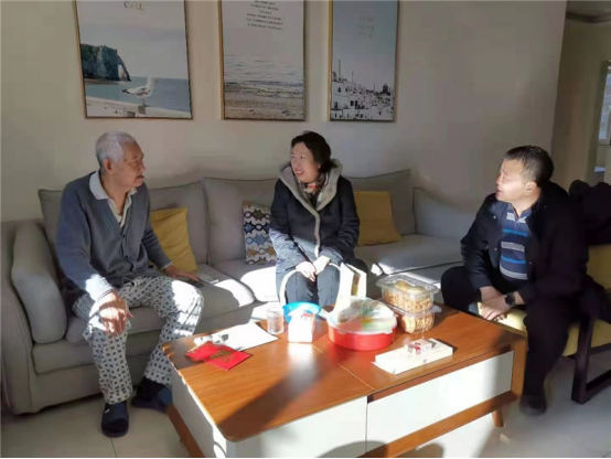 院长张玉柱看望了离休干部梁华荣,老领导潘建智,吴瑞恒,老教师罗广德