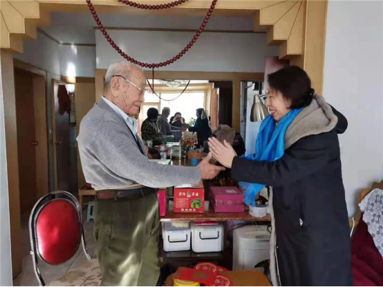 院长张玉柱看望了离休干部梁华荣,老领导潘建智,吴瑞恒,老教师罗广德
