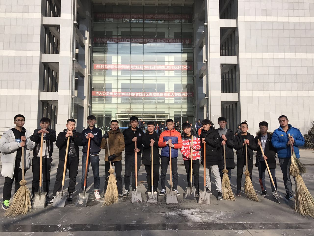 国际教育学院志愿者服务后合影.jpg