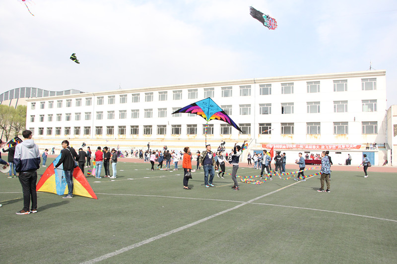 呼和浩特职业学院首届风筝节大赛比赛现场.jpg