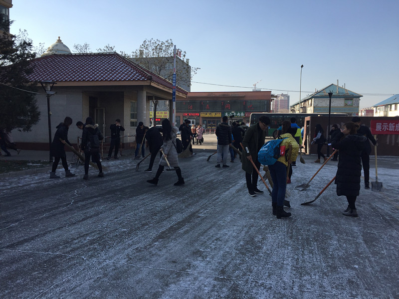 志愿者们清除校门口积雪.jpg