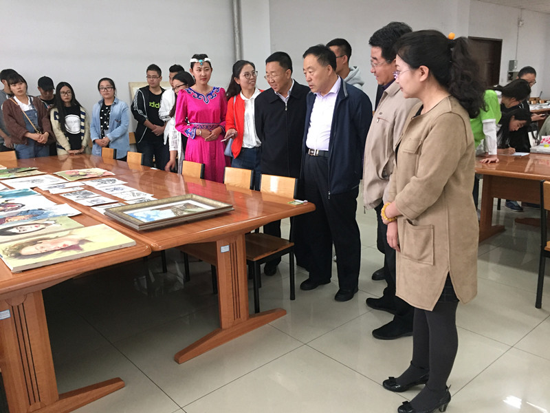党委委员、宣传统战部部长高升勇，党委委员、师范学院党总支冀文军，美术与传媒学院院长赵福、团委副书记张婧参观选手作品.jpg