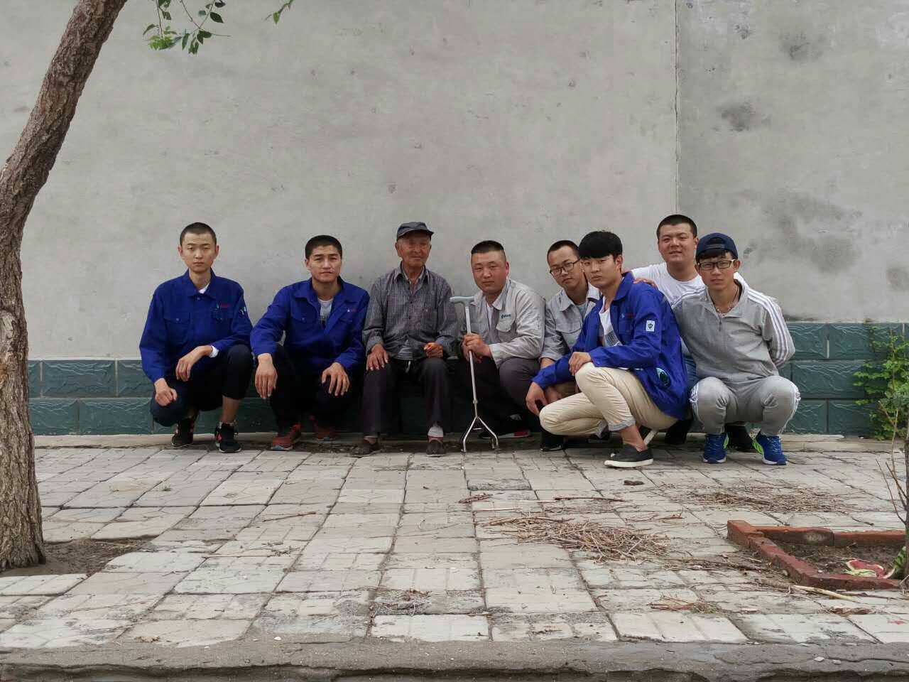 呼和浩特职业学院“源于心 下乡情”长征精神宣讲服务队队员和老军人合影留念.jpg