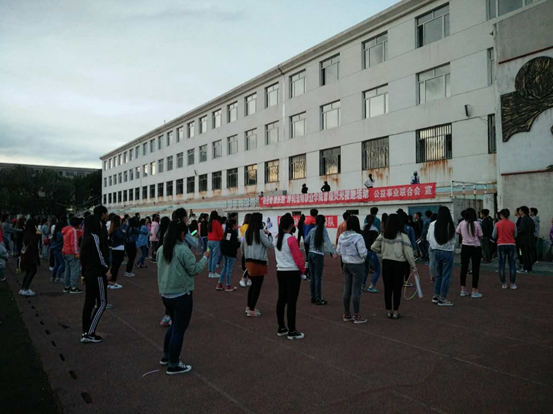 呼和浩特职业学院团委举办“微运动 微长跑”呼职院“荧光夜跑”第一季活动.jpg