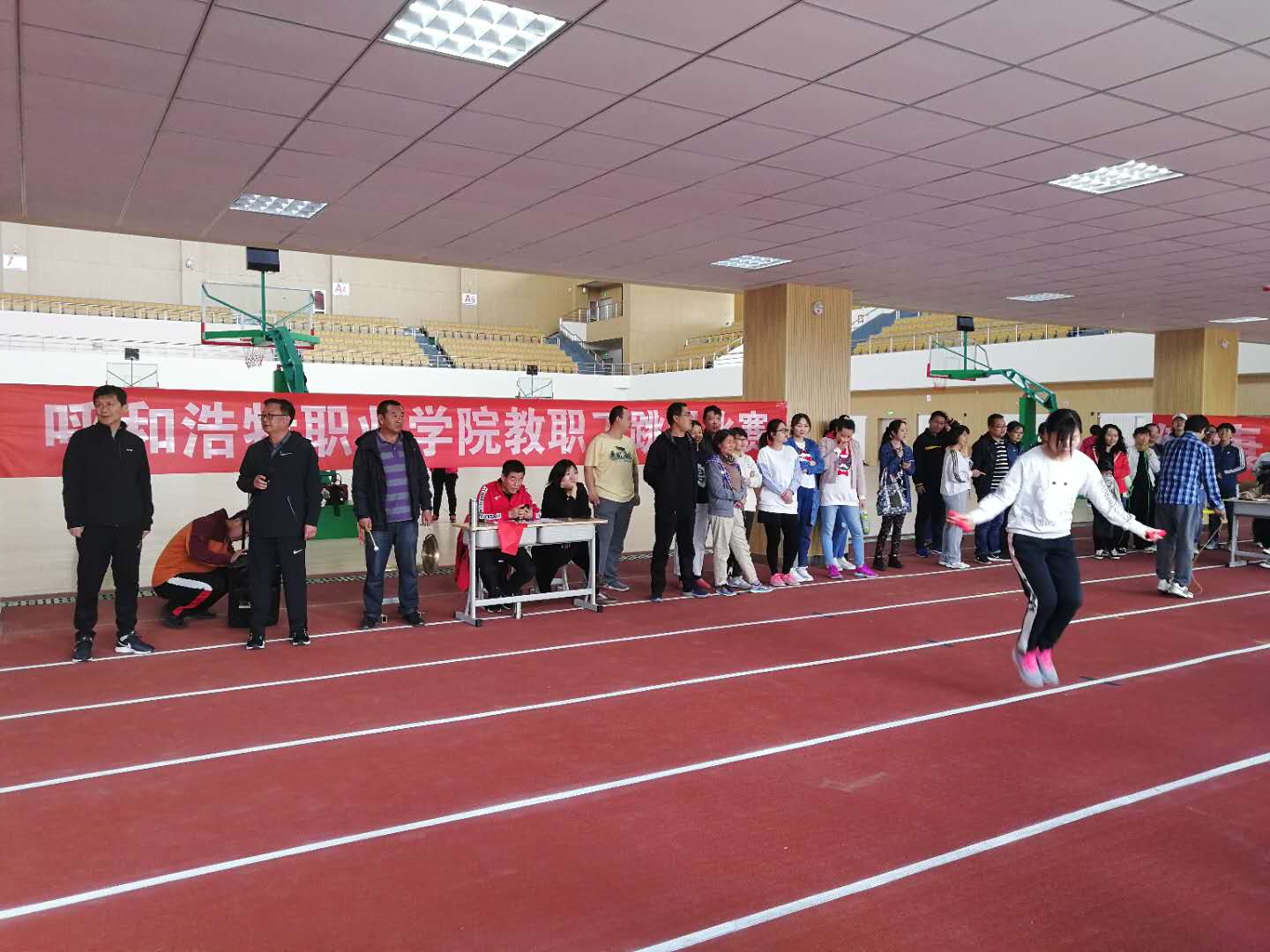 1教职工跳绳比赛.jpg