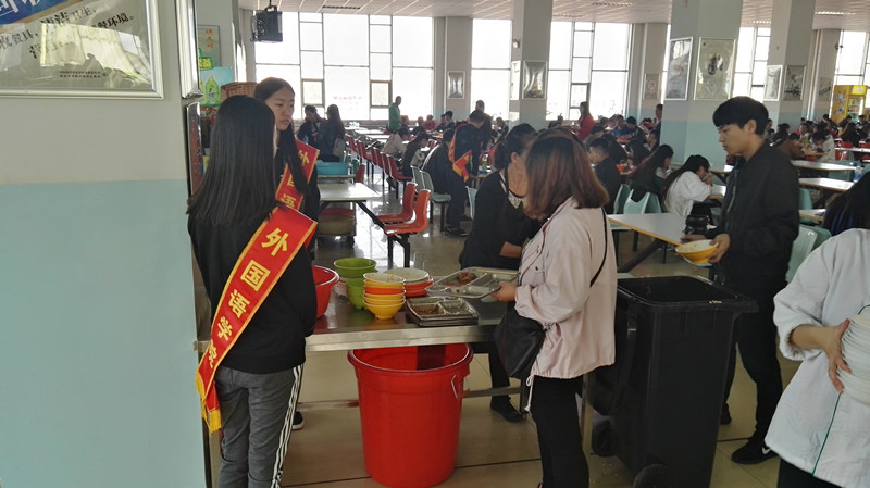 外国语学院志愿者文明值岗.jpg