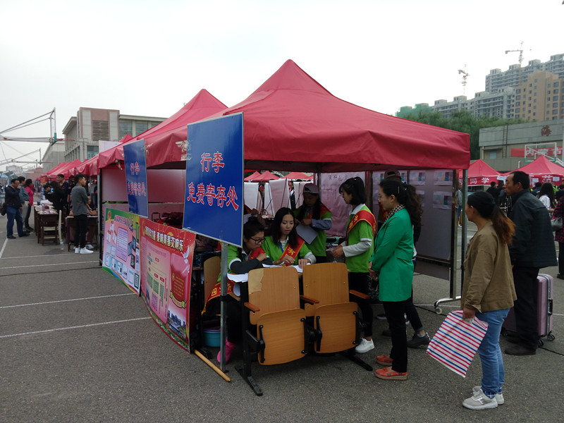 团委设置的行李免费寄存处.JPG