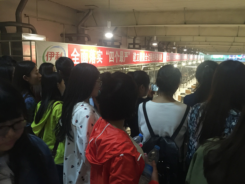 呼职师生参观伊利工厂.jpg