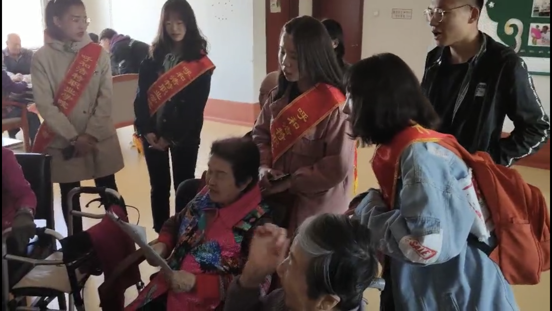 志愿者和老人们合唱.png