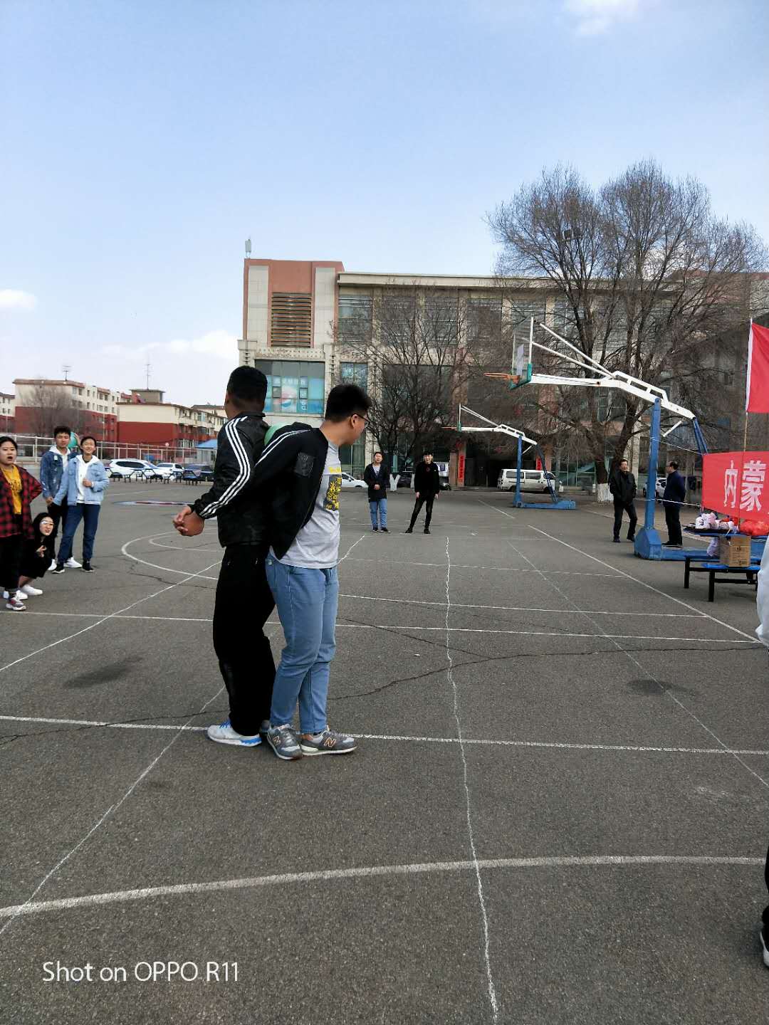 夹气球跑.jpg