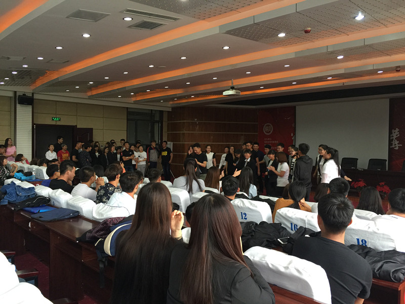呼和浩特职业学院团委组织第六期“青马班”学员开展素质拓展活动.jpg