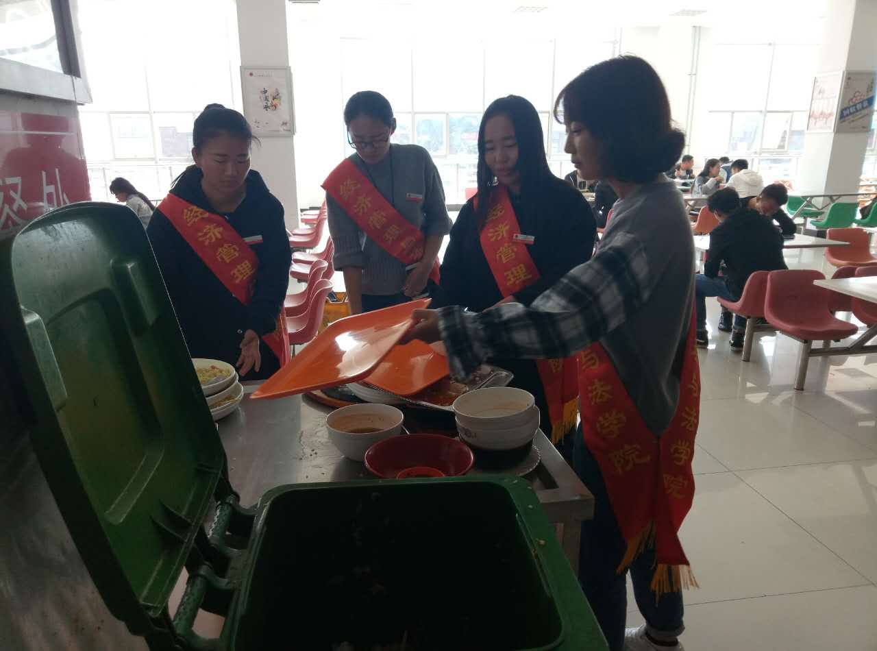 经济管理与法学院志愿者文明值岗.jpg