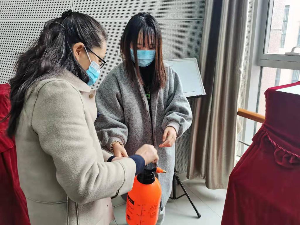 随行领导还有师范部副主任卢富强,杨淑英,银杰,实训实训中心主任韩红