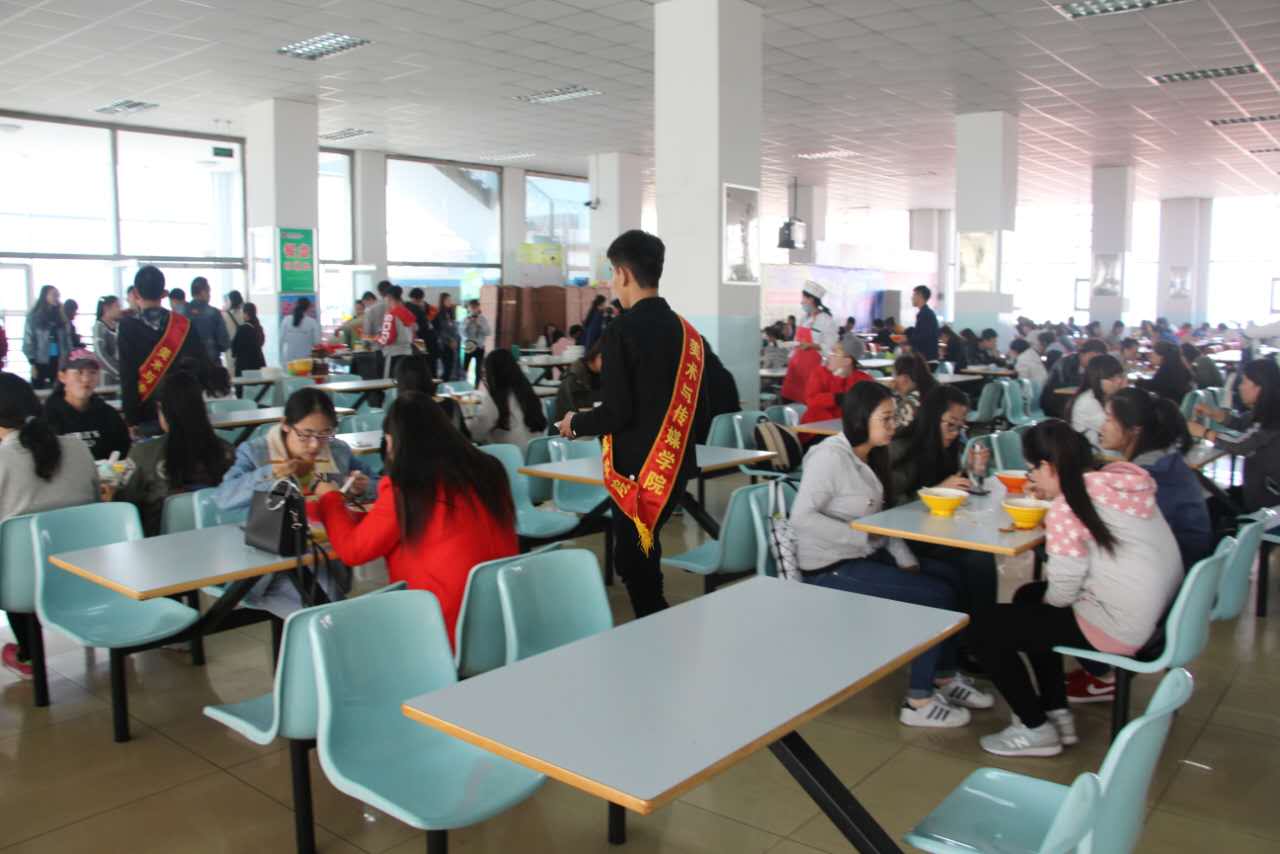 美术与传媒学院志愿者文明值岗.jpg
