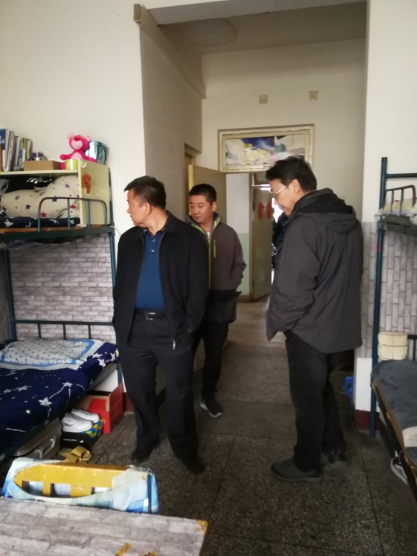 院长助理张瑞斌带领学工人员检查督导学生宿舍.jpg