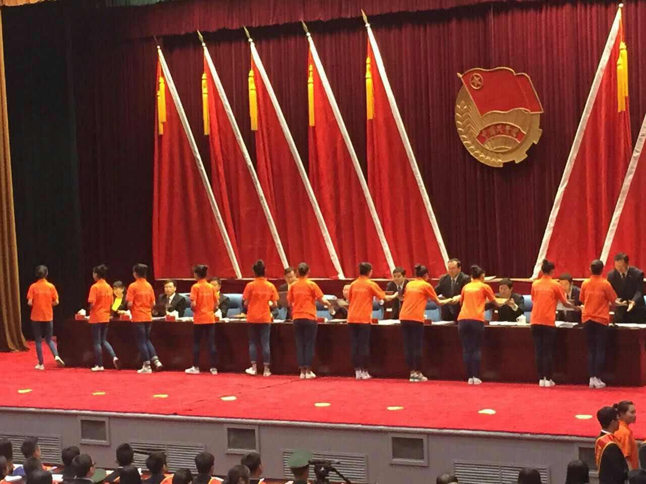 呼和浩特职业学院学生会22名同学担任呼和浩特共青团纪念五四运动97周年暨助力脱贫攻坚动员大会的工作人员1.jpg