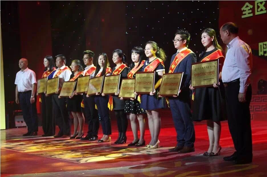 呼和浩特职业学院团委副书记张婧代表学院领奖.JPG
