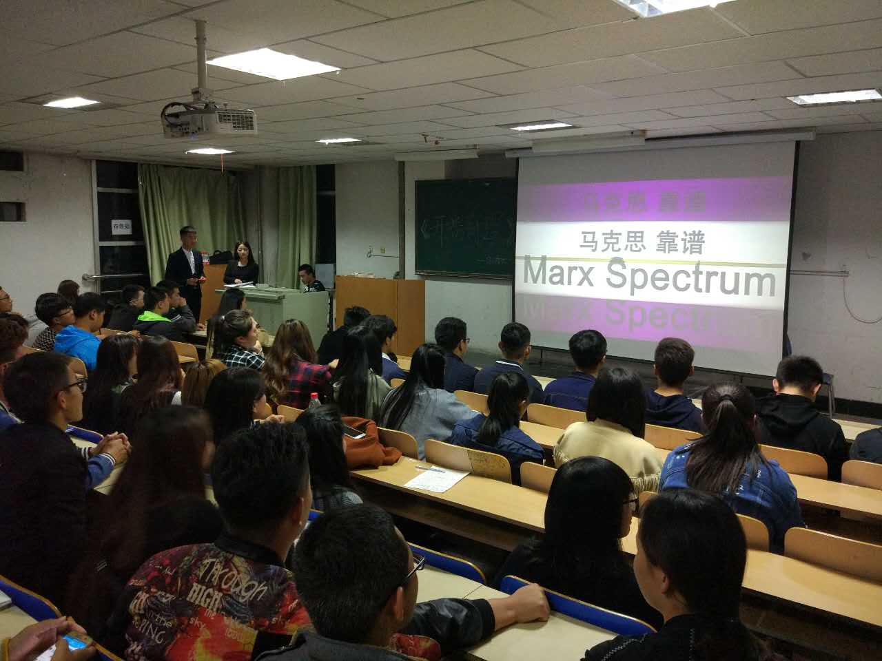 团委组织西校区团学干部观看《马克思靠谱》电视读书节目.jpg