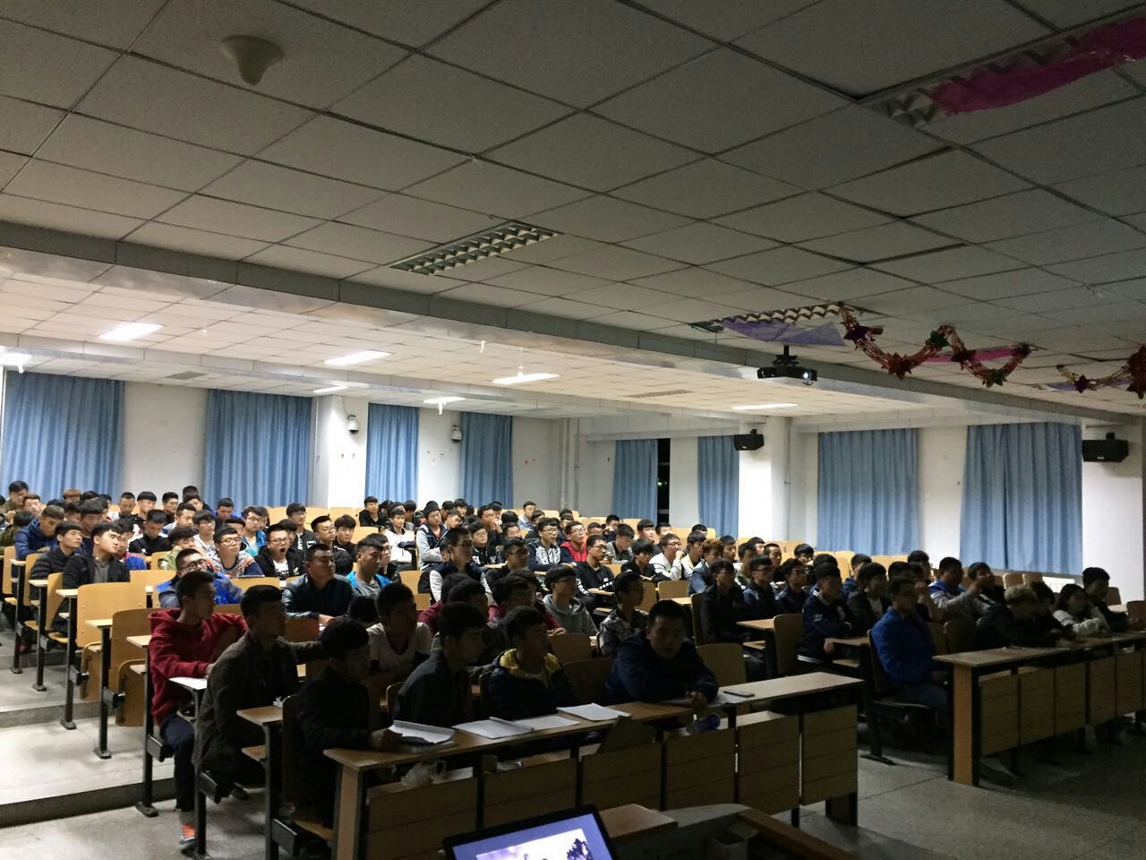 团委组织东校区团学干部观看《马克思靠谱》电视读书节目.jpg