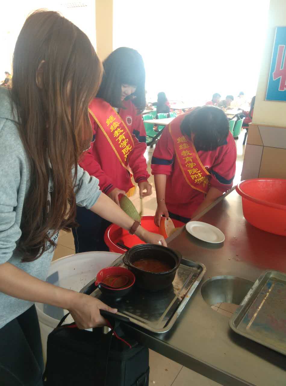 继续教育学院志愿者文明值岗.jpg