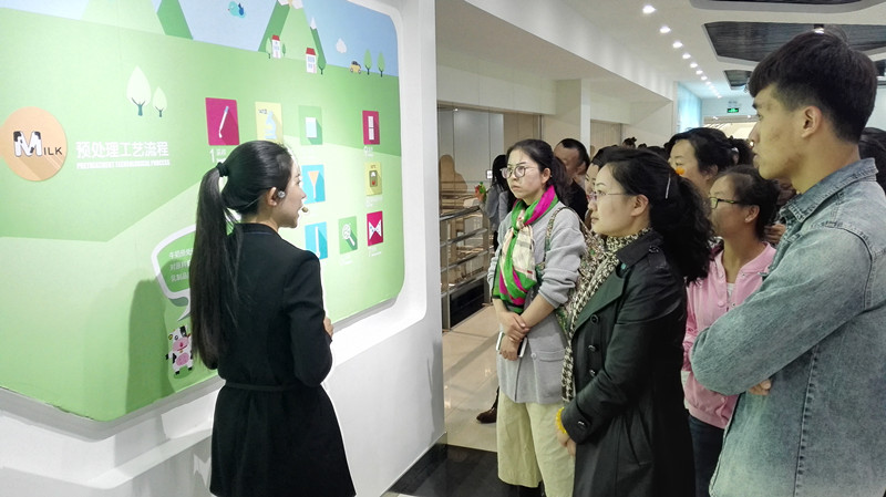 呼和浩特职业学院团委副书记、美术与传媒学院团总支书记王青华与对接团支部同学一起参观伊利工厂.jpg