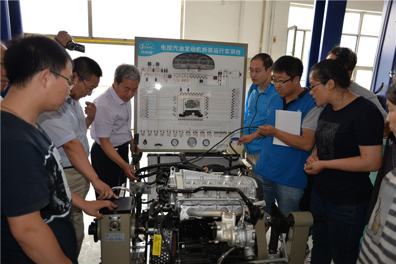 机电工程学院成功举办教师汽车维修技能演练活动_副本.jpg