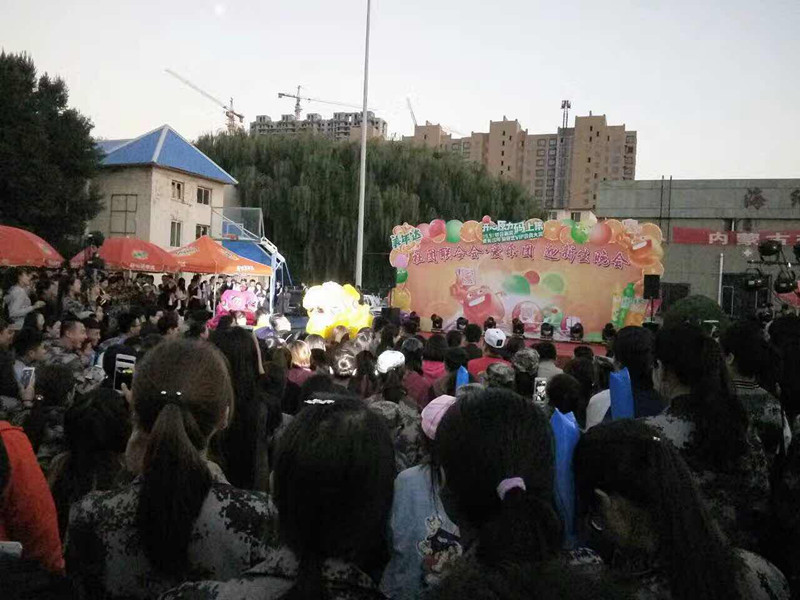 在社联招新展示活动现场观看演出的2016级新生.jpg