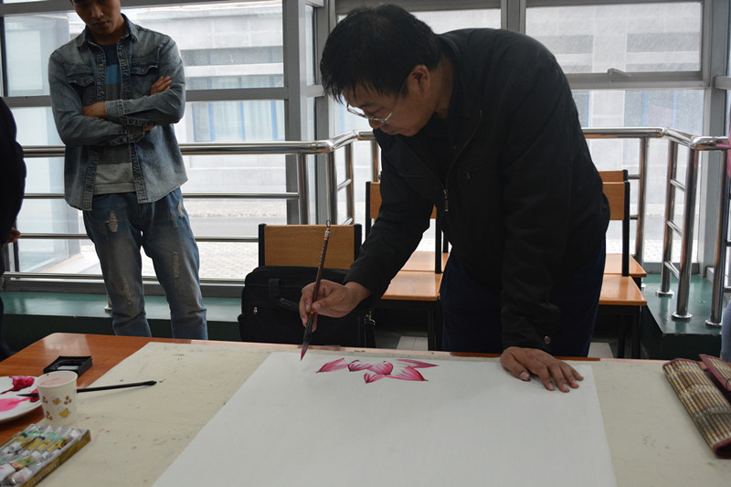 美术与传媒学院郝智勇教授为书画大赛现场作画.jpg