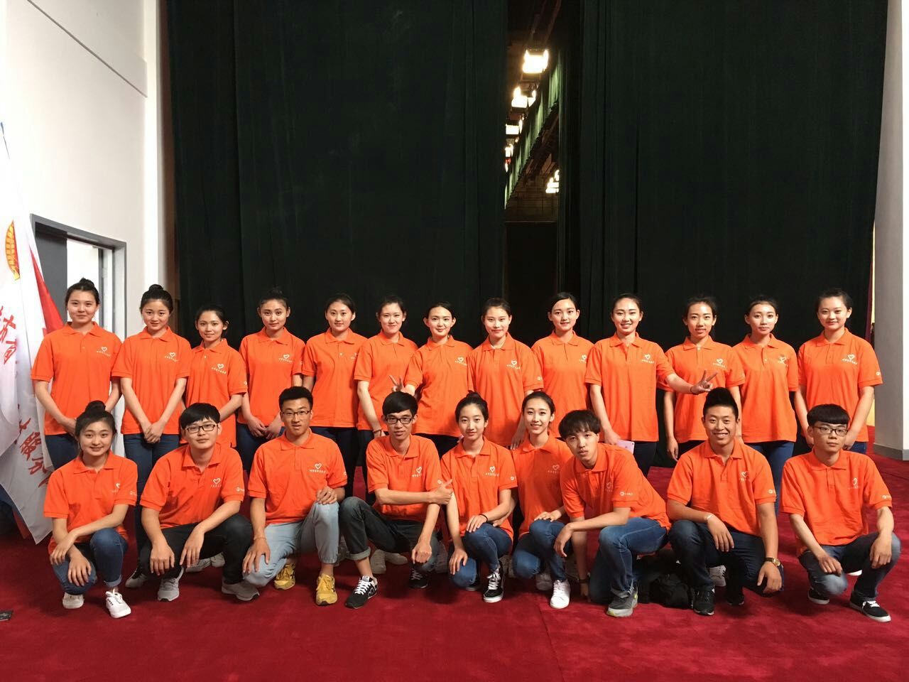 呼和浩特职业学院学生会22名同学担任呼和浩特共青团纪念五四运动97周年暨助力脱贫攻坚动员大会的工作人员.jpg