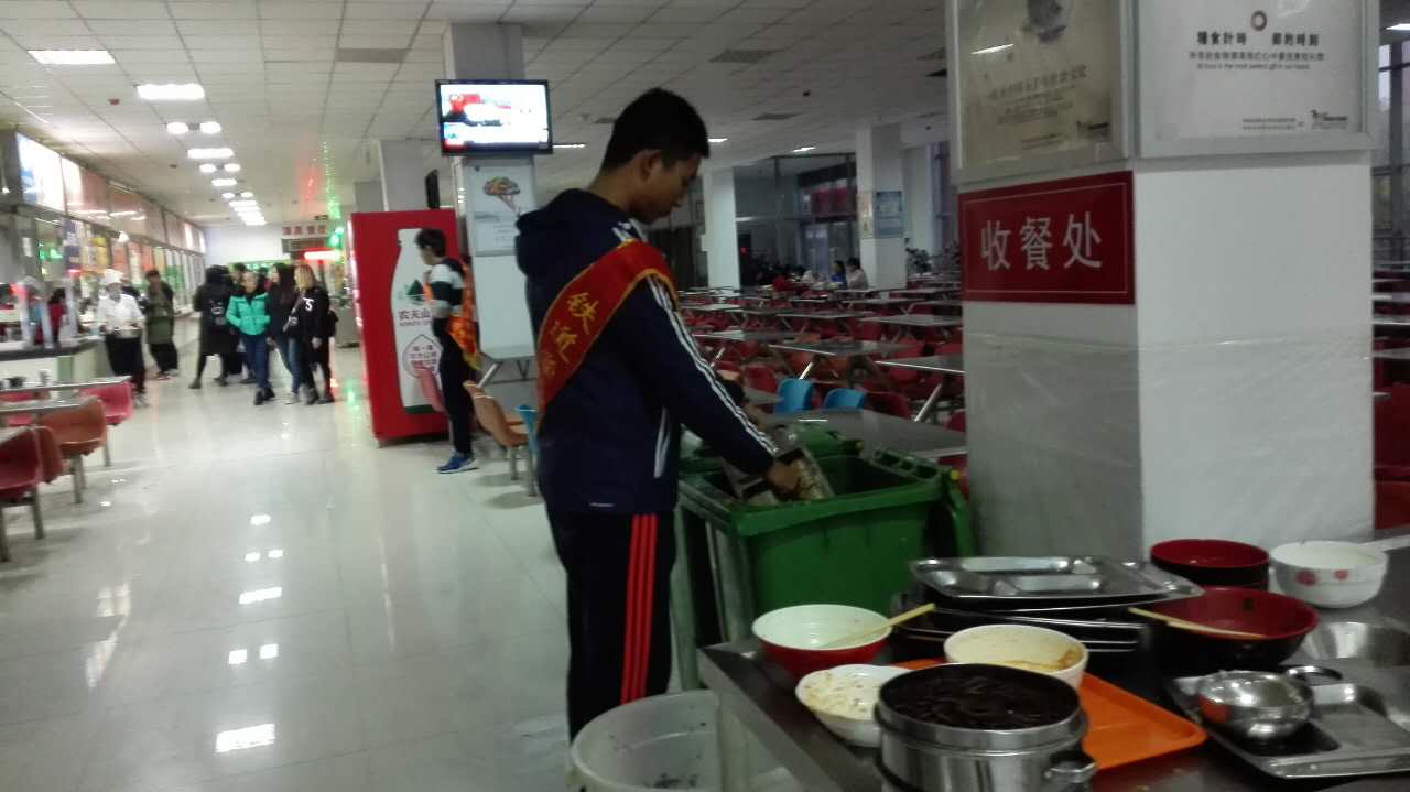 铁道学院志愿者文明值岗.jpg