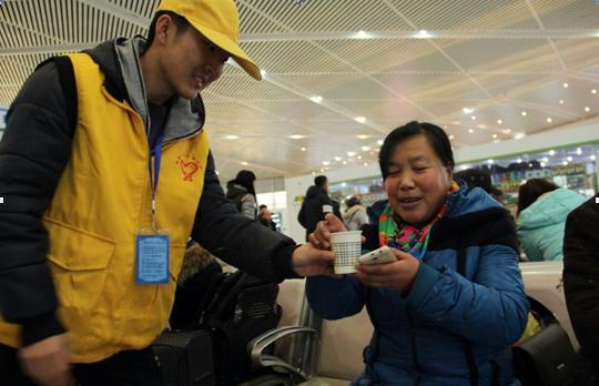 呼职志愿者为旅客送上热水.JPG