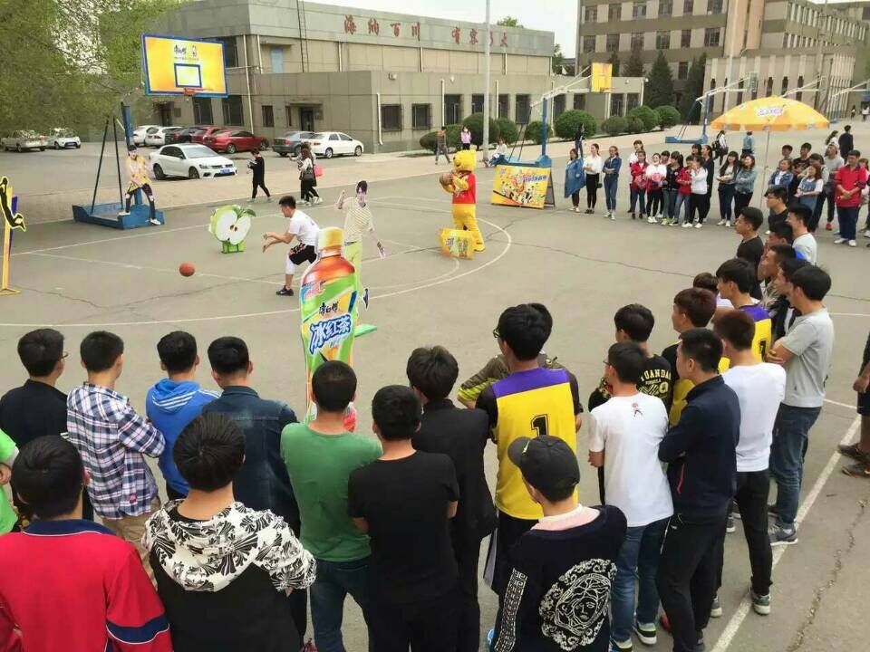 呼和浩特职业学院学生在第三届3V3校园篮球赛决赛中场休息时表演花式篮球.jpg
