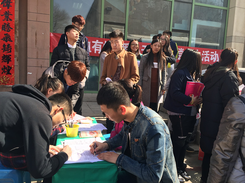 呼职志愿者认真填写无偿献血登记表.jpg