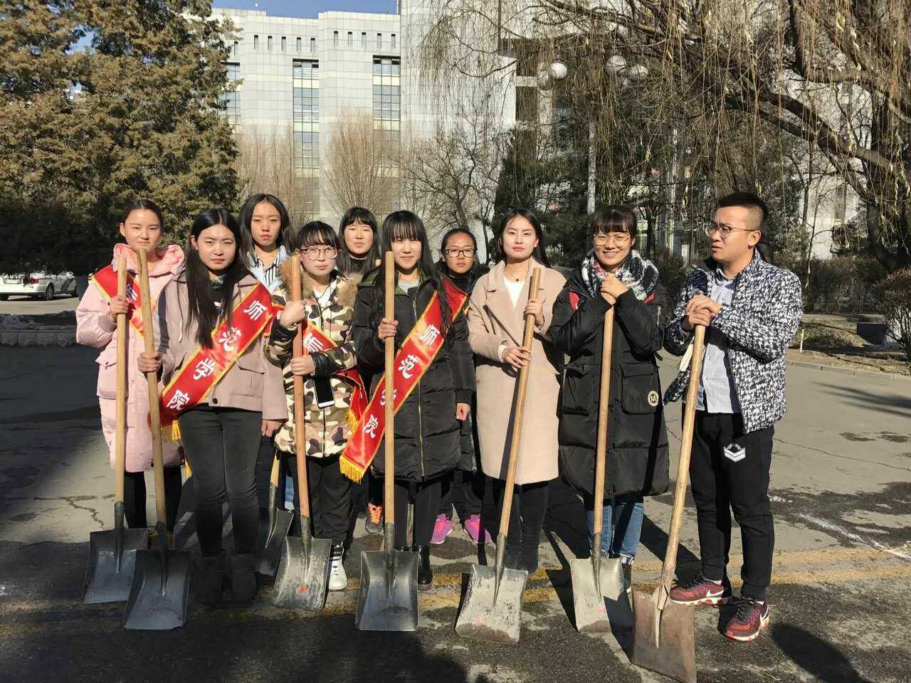 师范学院志愿者服务后合影.jpg