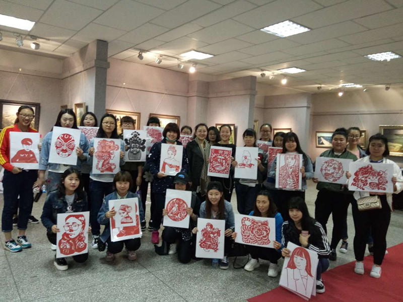 学院团委副书记张婧和青年教师参观美术与传媒学院师生作品展.jpg