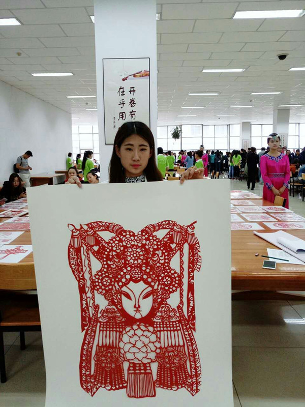 手工区参赛选手展示作品.jpg