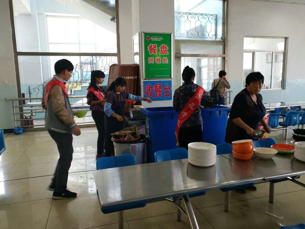 师范学院志愿者文明值岗.jpg