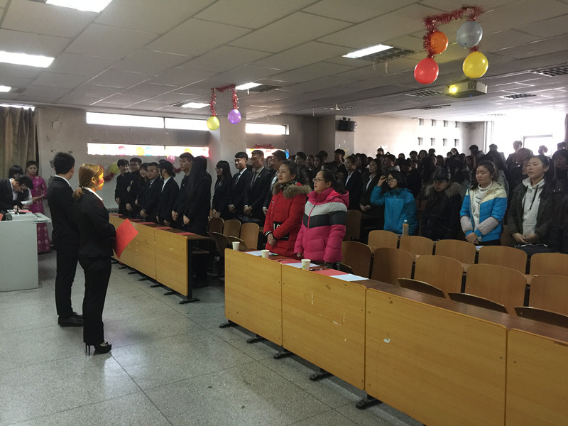 全体参会人员齐唱《光荣啊，中国共青团》.jpg