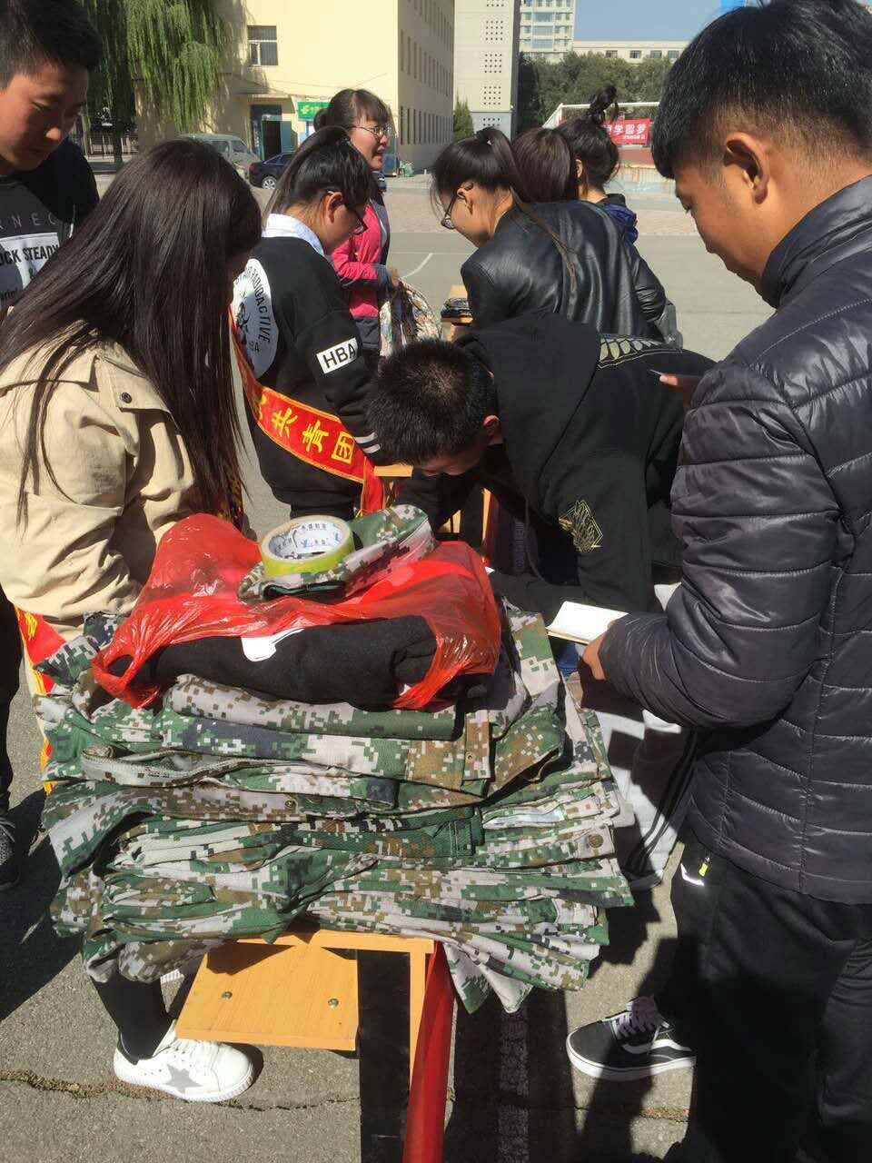 “汇聚爱心 感恩社会”军训服募捐活动现场.jpg