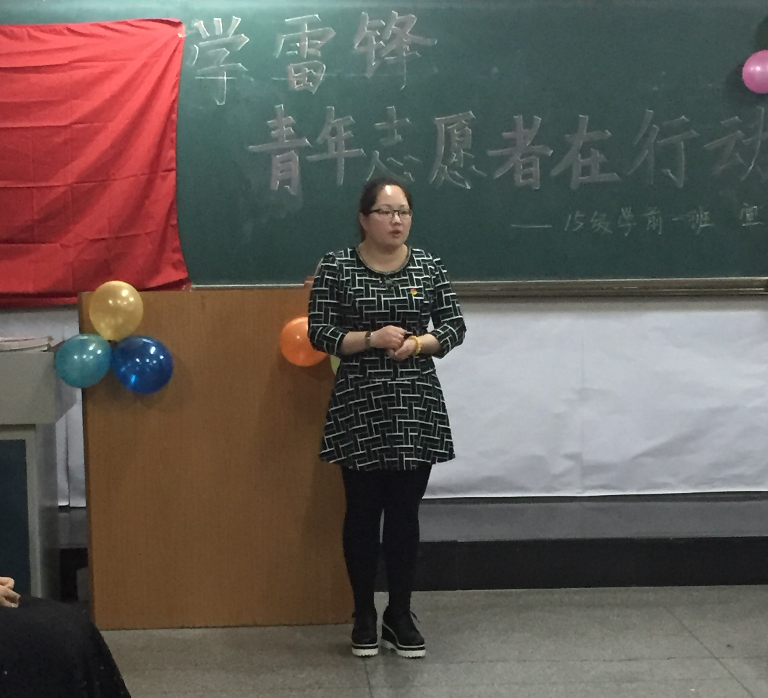 呼和浩特职业学院团委苏宇老师与联系团支部同学交流.jpg