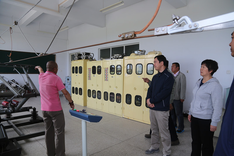 成红亮书记一行参观呼和浩特职业学院铁道学院实训基地.jpg
