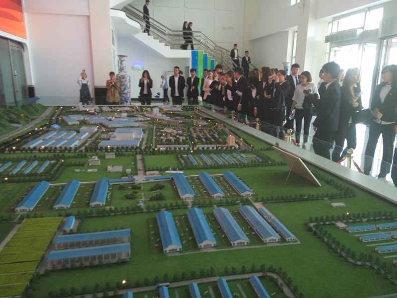 呼和浩特职业学院第六期“青马班”学员参观伊利金海生产基地.jpg