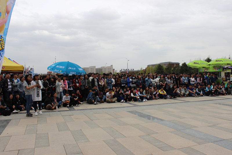 呼和浩特职业学院第八届社团文化节开幕式现场观众.JPG