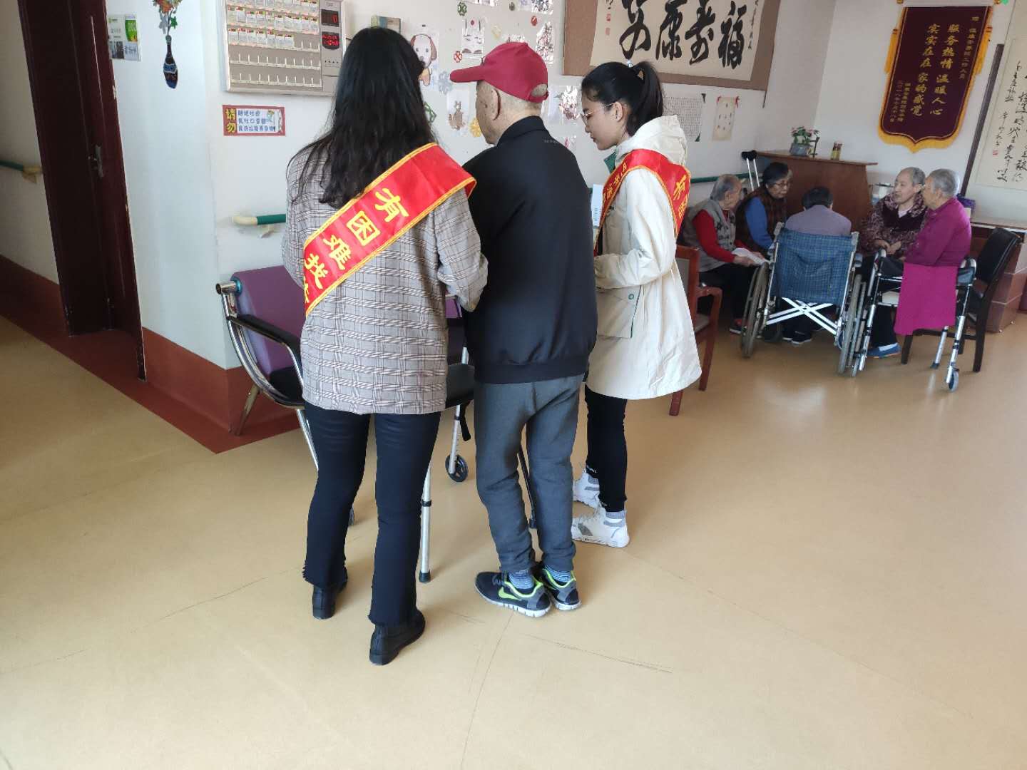志愿者照顾老人.jpg