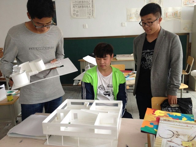 建筑工程学院建筑装饰工程技术专业实训课开展作业观摩点评会 (1).jpg