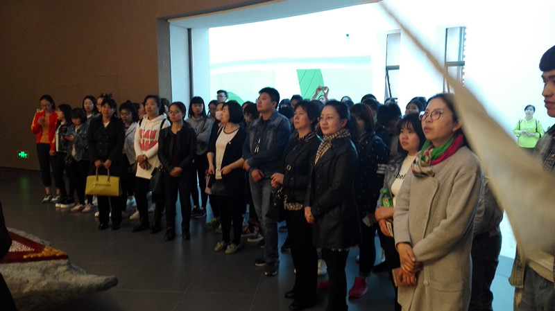 呼和浩特职业学院党委委员、学生处处长刘惠华，学院团委副书记张婧带领12名青年教师赴伊利集团参观学习.jpg