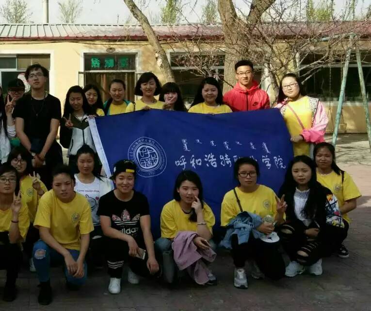 呼和浩特职业学院团委开展“送温暖进人心，关怀无处不在，温暖传递爱心永驻”主题公益活动.jpg